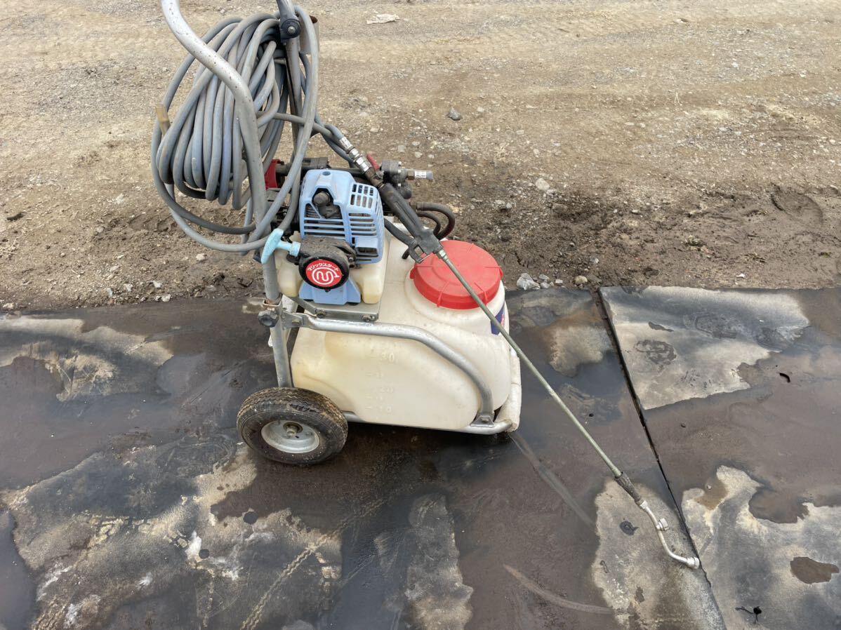 カートスプレー　容量30L 車輪付き 散布機 洗浄機 農薬 除草 噴霧機 ガソリン 動作未確認　現状渡す_画像3