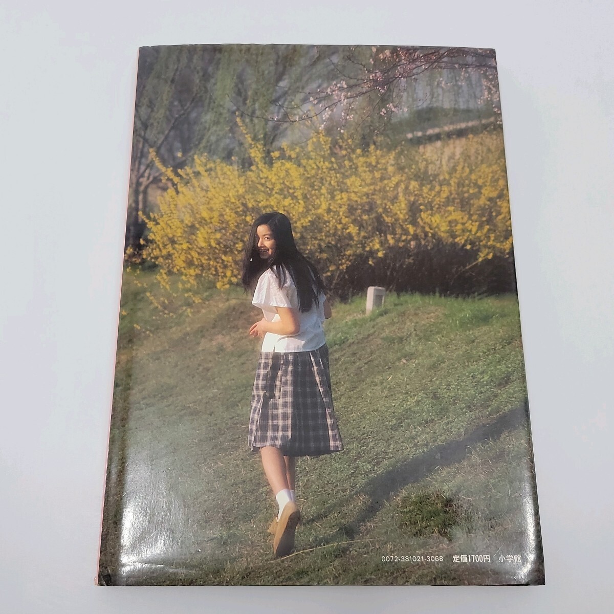 【初版】手塚理美 写真集 四色の花火 篠山紀信 小学館 昭和57年 ●古本 240407の画像2