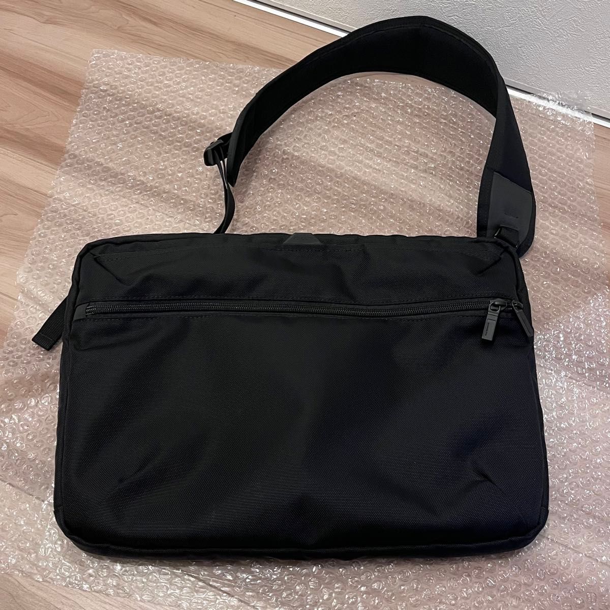 極美品】MONOLITH SHOULDER PRO 16 ショルダーバッグ ブリーフ 極美品】MONOLITH SHOULDER PRO 16 ショルダーバッグ ブリーフ