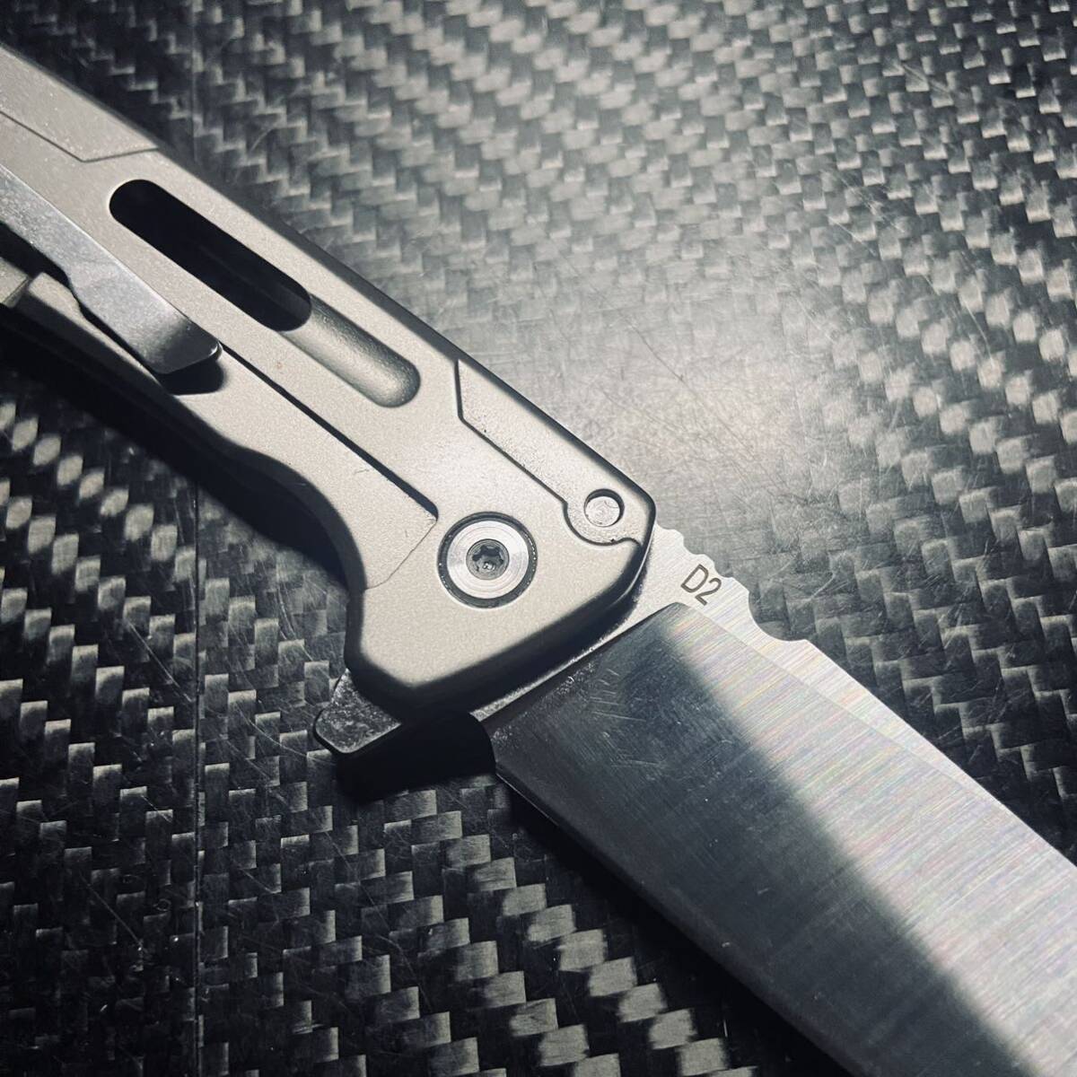 高品質 アウトドアナイフ 折りたたみナイフ D2鋼刃 鋼製ハンドル 野外登山 ハイキング サバイバル 104gの画像3
