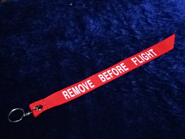 米軍実物納入品 米軍機用 REMOVE BEFORE FLIGHT フライトタグ キーホルダー 赤/ トップガン マーヴェリックの画像1