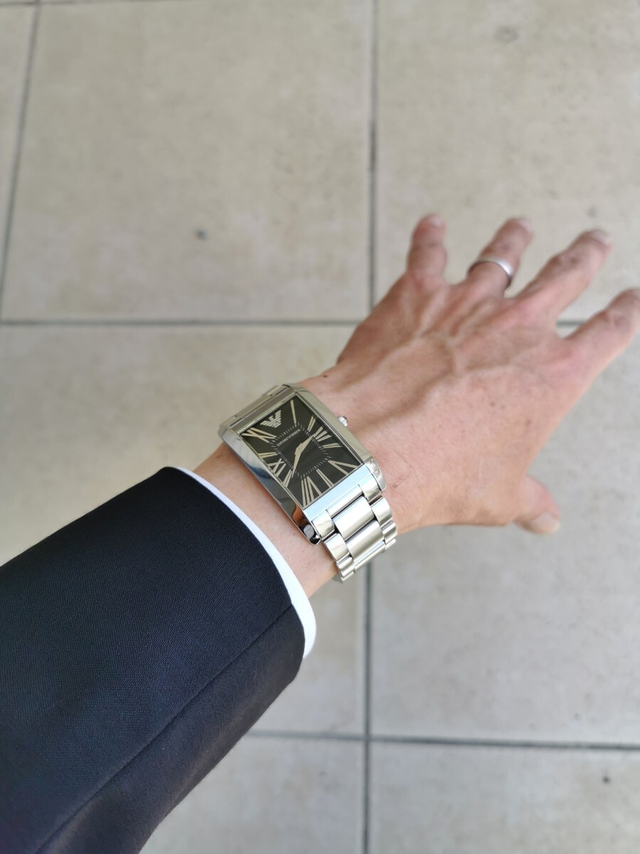 アルマーニのメンズ腕時計　超薄型でカッコいい