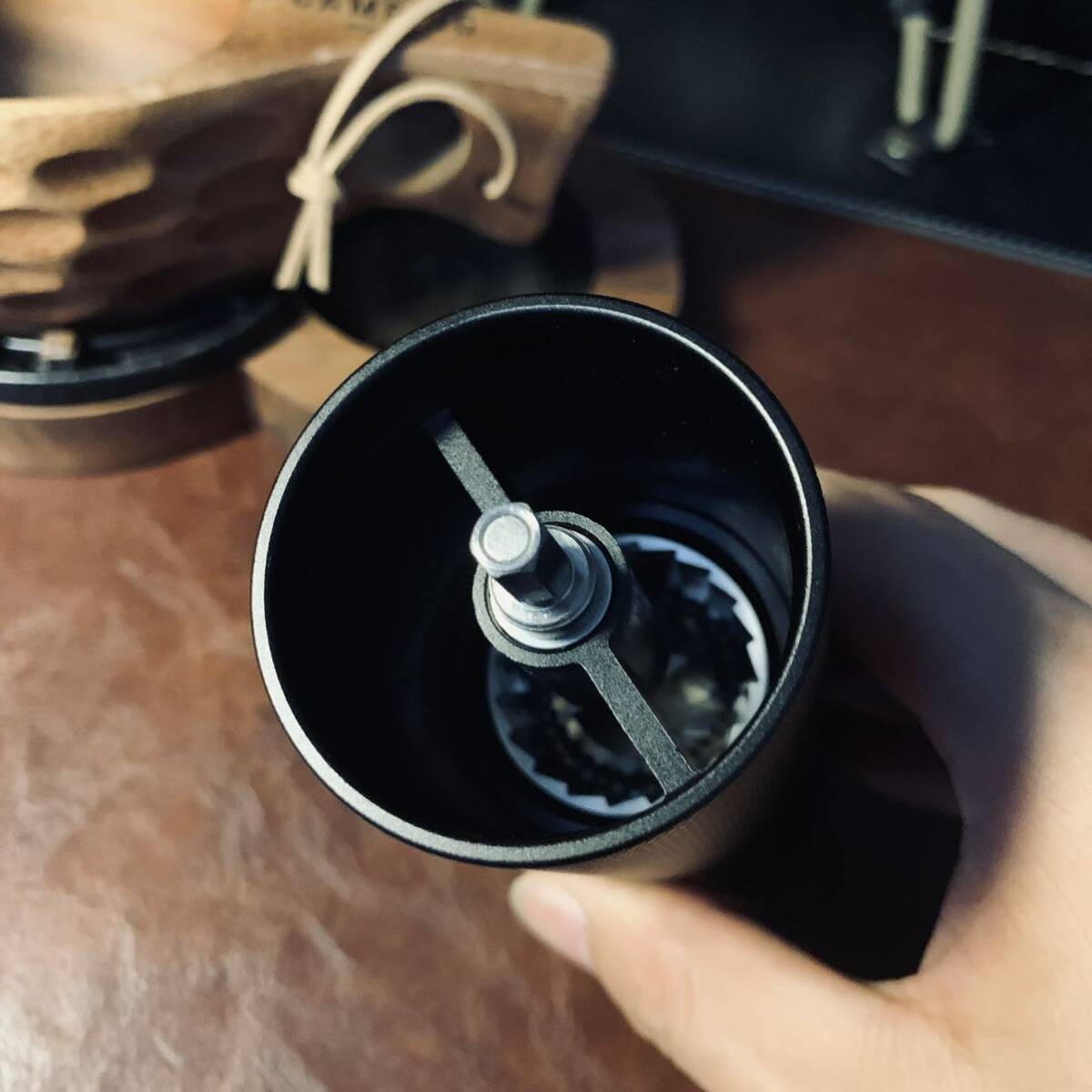 ステンレス製 超高品質 手挽きコーヒーミル 手動式 コーヒーグラインダー ステンレス臼 粗さ調整可能 キャップ アウトドアの画像4
