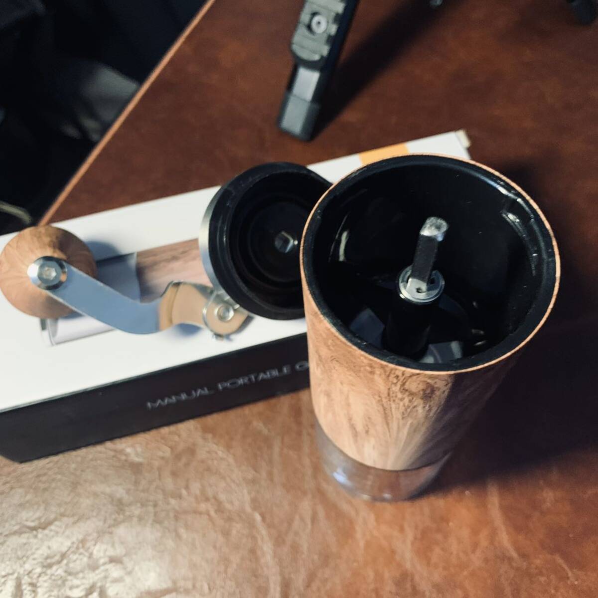 手挽きコーヒーミル 手動式 コーヒーグラインダー 陶製臼 粗さ調整可能 キャップ アウトドアの画像4