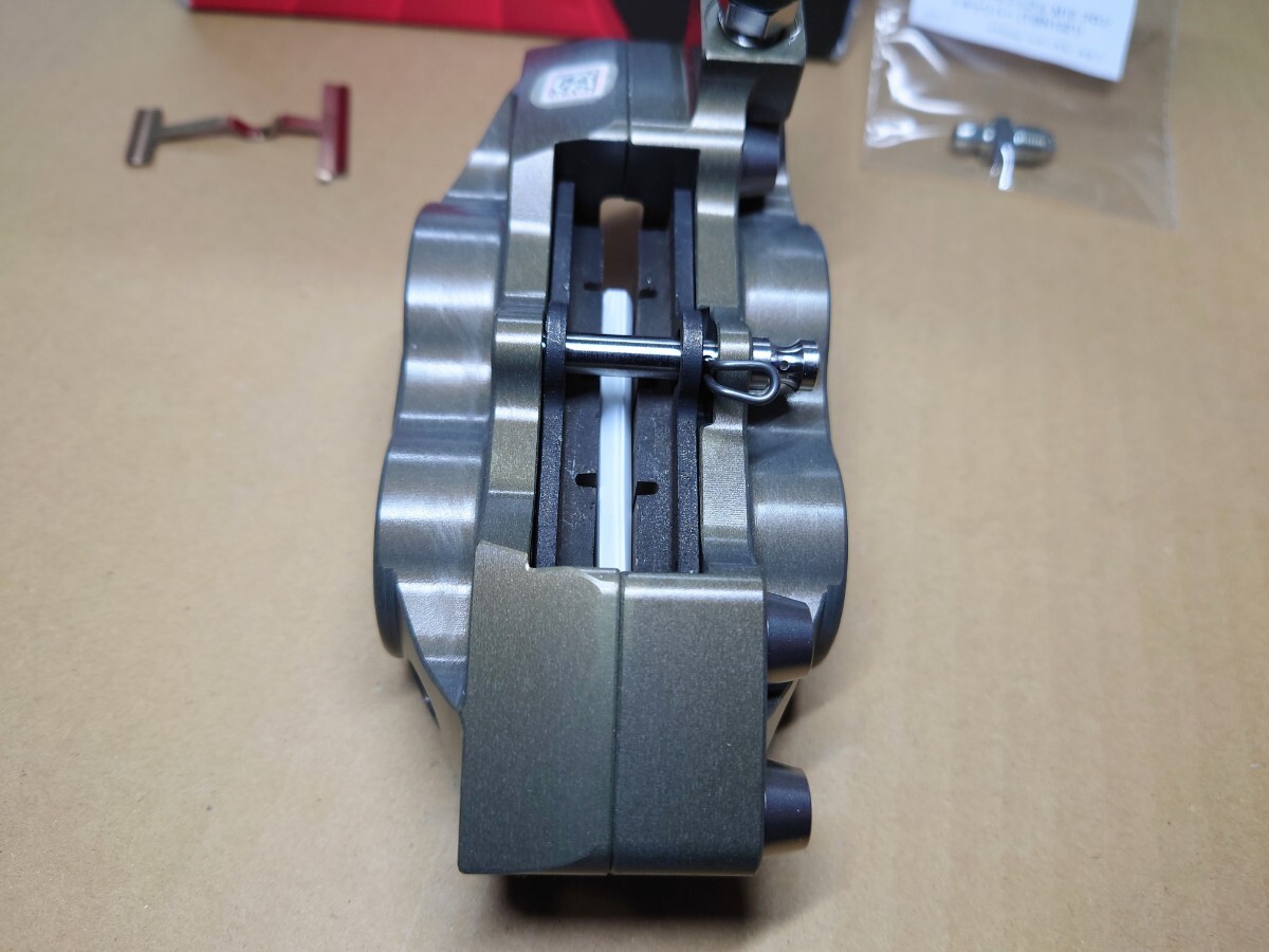 Brembo(ブレンボ) Axial CNC(削り出し)キャリパー 4P 右用 40mmピッチ・チタンピストン 20.4756.61の画像3