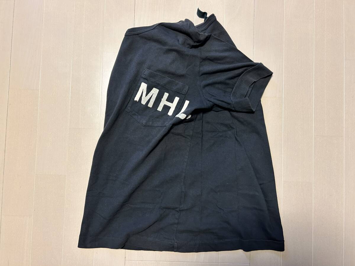MHL ロゴ 半袖 Vネック Tシャツ サイズM 紺 後染め_画像1