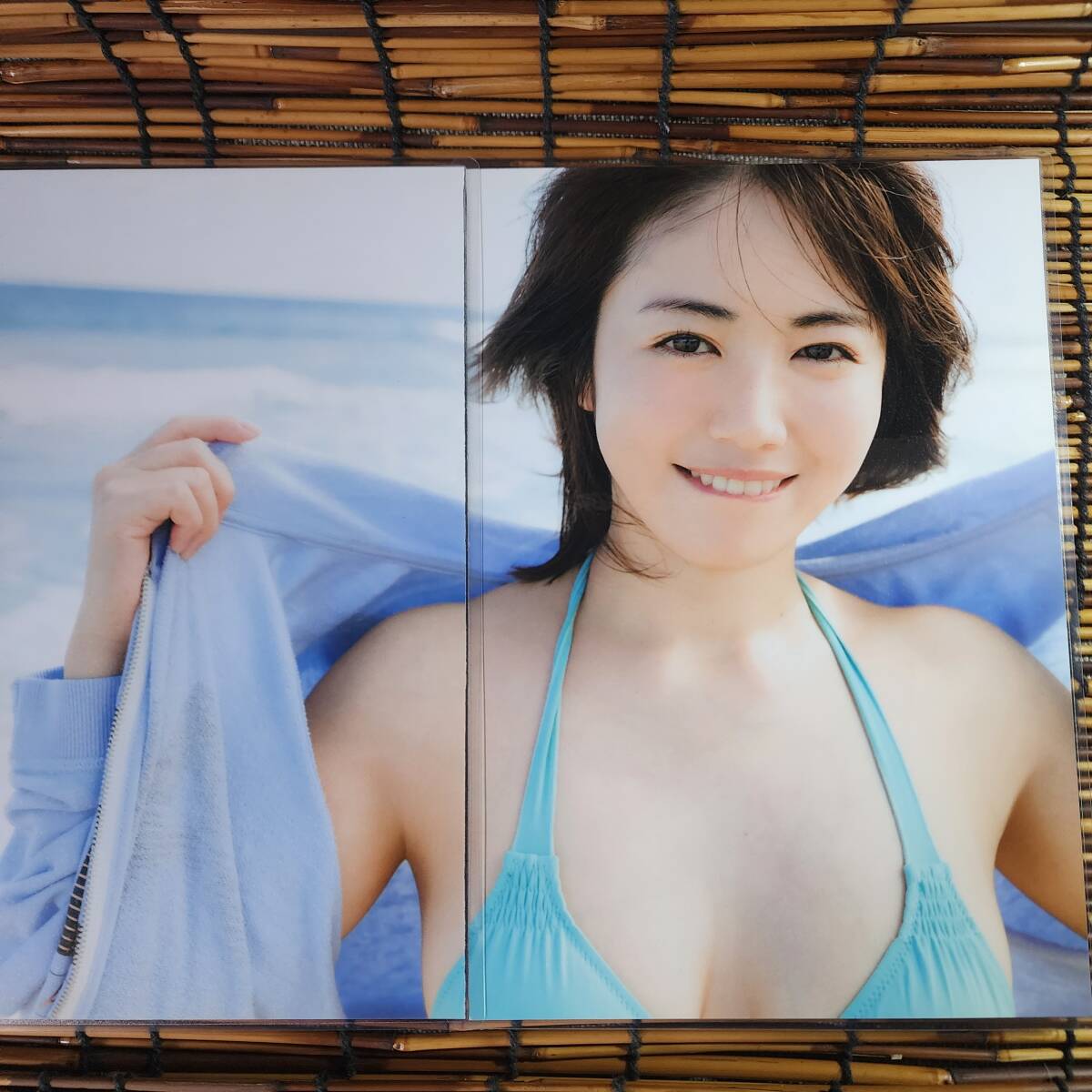 【高品質厚手150μラミネート加工】磯山さやか 2015.10 水着 A4 雑誌切り抜き 4ページ 【グラビアアイドル】ｌ2_画像1