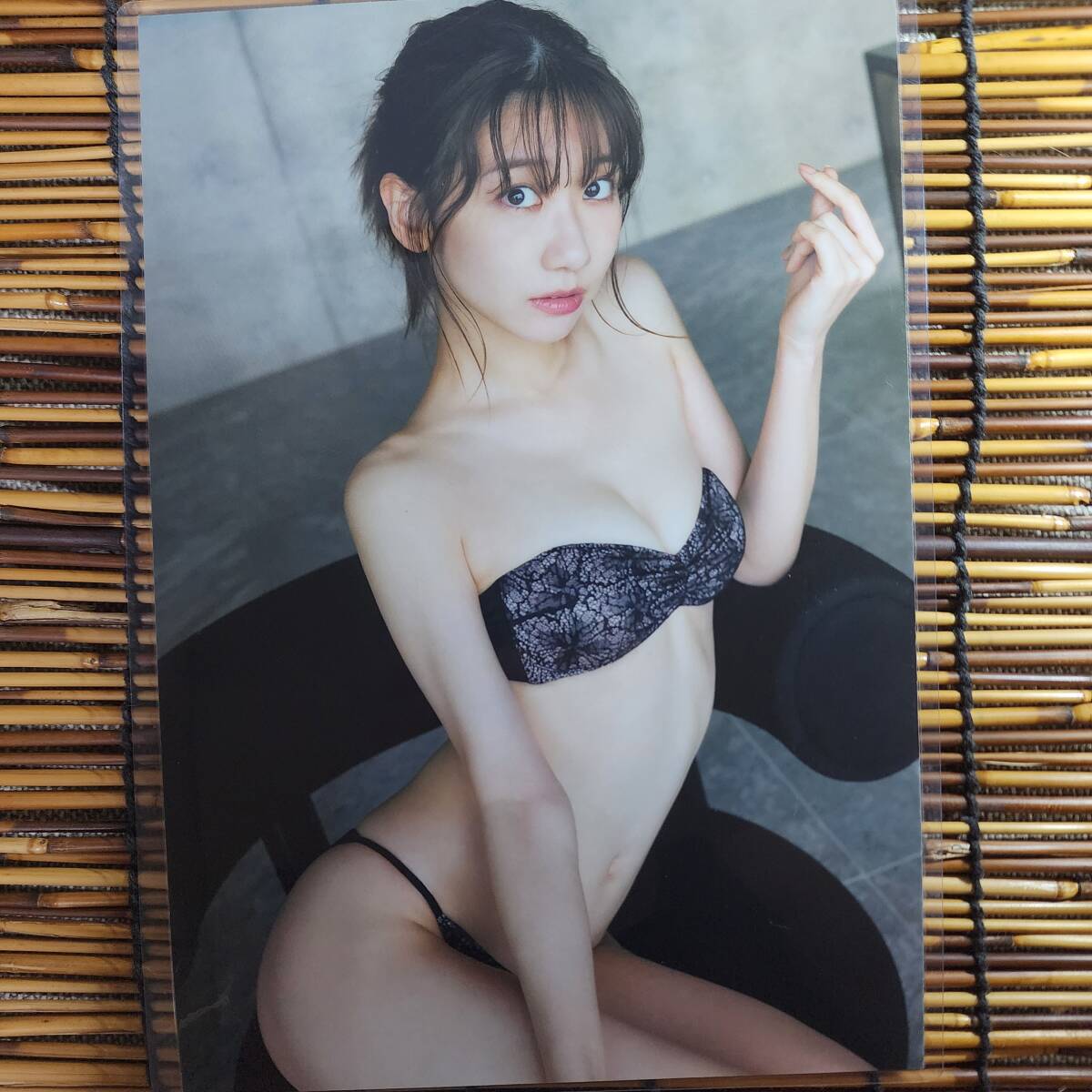 [ high quality thick 150μ laminate processing ] Kashiwagi Yuki Young Jump 2023NO.27 swimsuit B5 magazine scraps 8 page [ bikini model ]