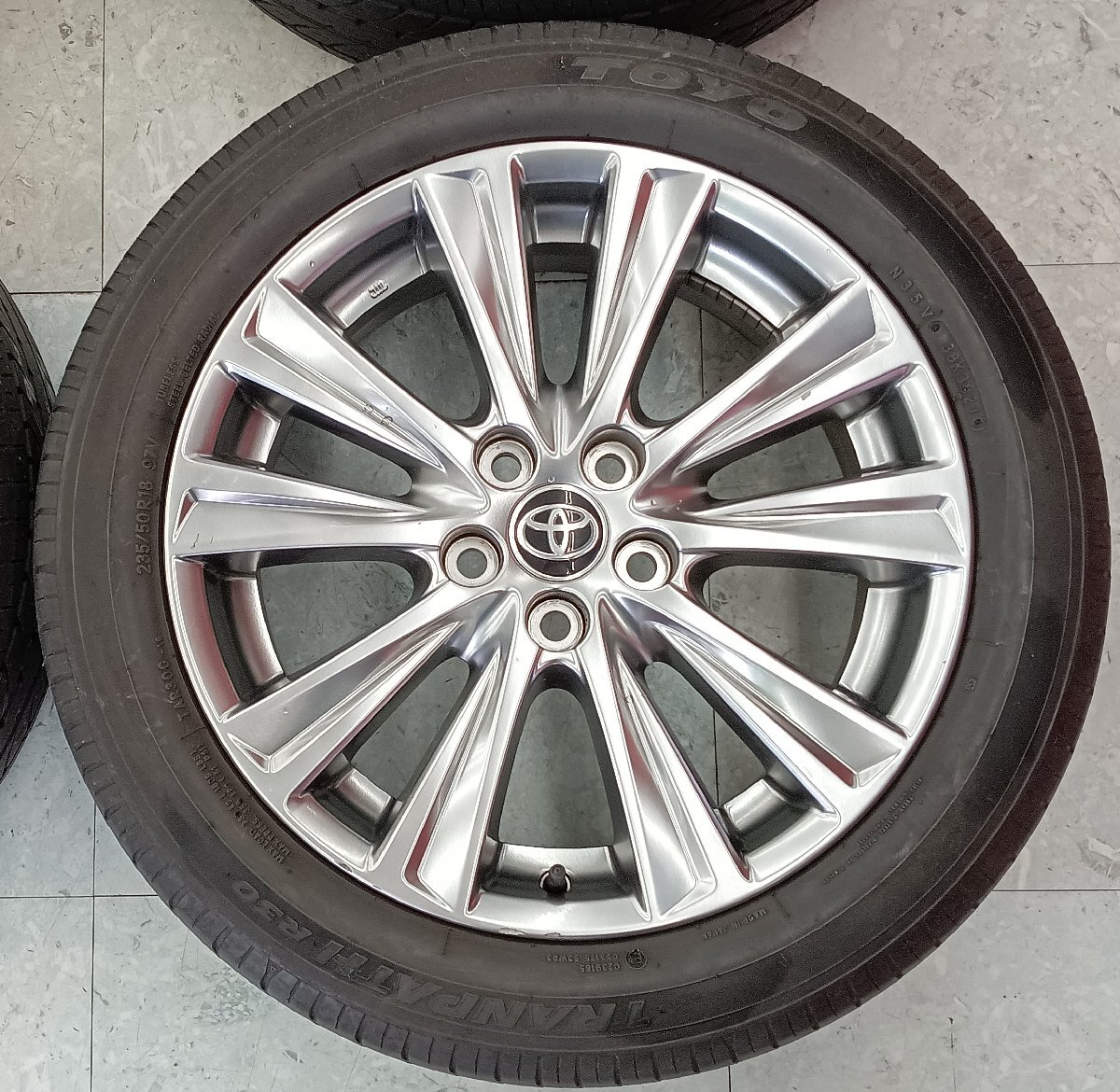 ★中古品★ 30アルファード 純正アルミホイール ハイグロス 18×7.5J＋45 114.3-5H TOYO TRANPATH R30 235/50R18 ガリキズ 釘あり【他商品_画像2