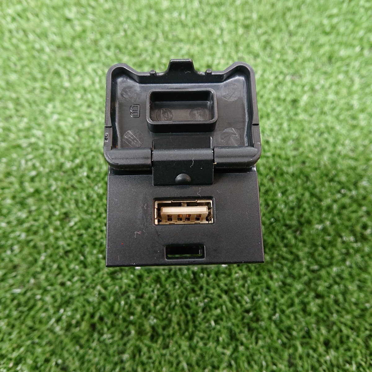 ★中古品★②トヨタ・ダイハツ純正 USB2.1Aコネクタ 85532-B1010　流用【他商品と同梱歓迎】_画像5