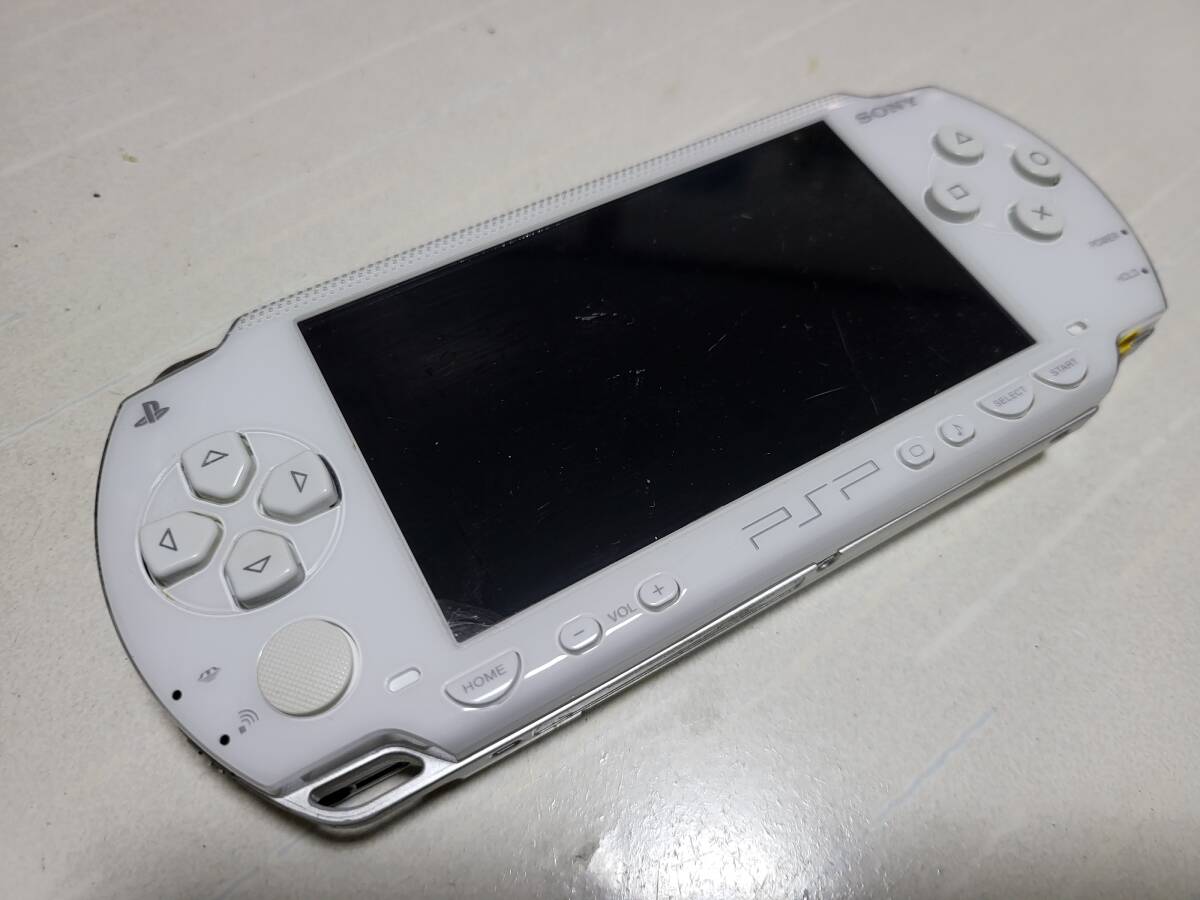 動作OK PSP-1000 白 液晶ヤケ中 シリアルシール剥がれ 送料185円 or 370円 or 520円_画像1