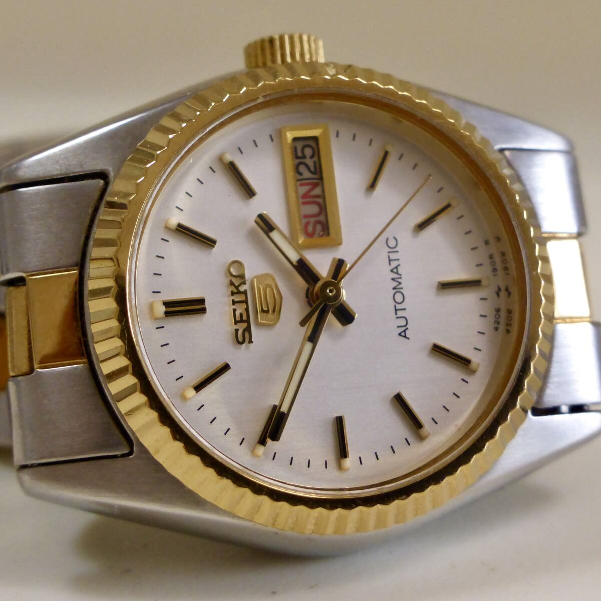 ♪SEIKO 5 セイコーファイブ 4206-0510 コンビモデル ホワイト文字盤 デイデイト レディース腕時計 極美品の画像3
