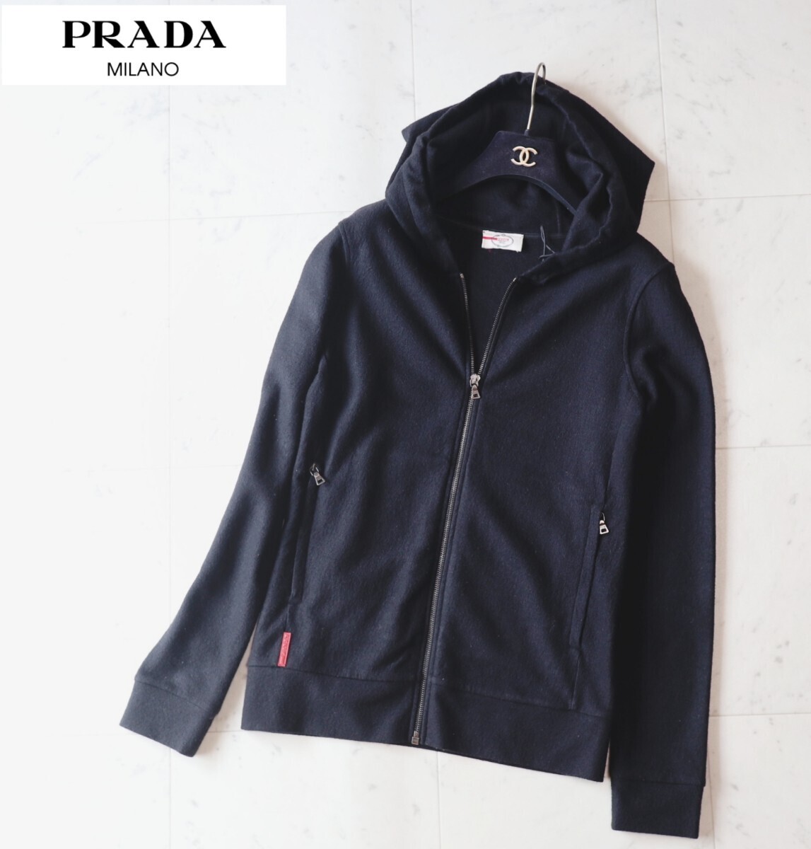 美品★プラダ PRADA★春の羽織り★薄手ヴァージンウール100%★ロゴ入り パーカー size M の画像1