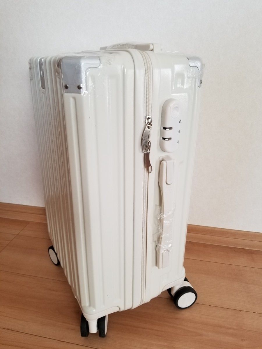 ●週末価格　◆新品スーツケース     Sサイズ  カップホルダー 付き・USB充電◆ホワイト◆３６０°極静音ダブルキャスター