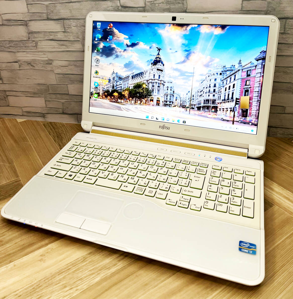 極上品/新型Window11搭載/富士通/爆速Core-i7搭載/カメラ/高速新品SSD512GB/驚異の16GBメモリ/DVD焼き/オフィス/ソフト多数！_画像2