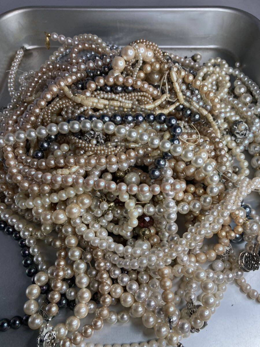 大量 パール 真珠 約2kg フェイクパール アクセサリー ネックレス イヤリング など いろいろ おまとめ_画像2