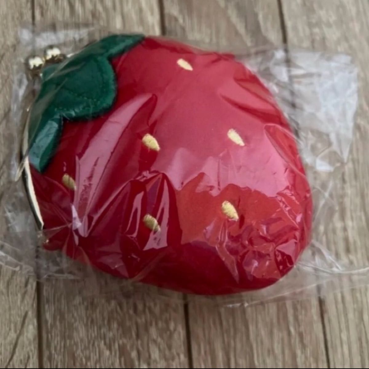 SALE●新品タグ付●イチゴ型 がま口ポーチ コインケース フルーツポーチ