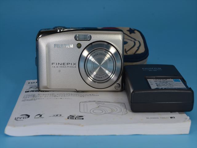 ★中古美品 フィルム　FUJIFILM FINEPIX F50 fd 　デジタルカメラ　シルバー【実動品】◆◆_画像1