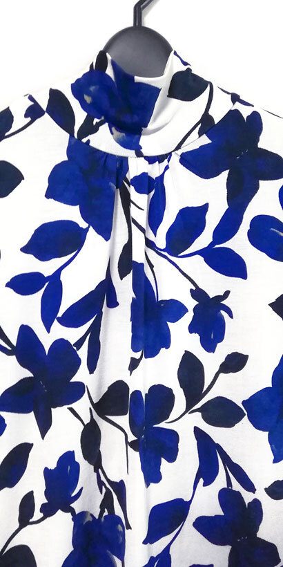 ★DO CLASSE 青い花柄 白 カットソー トップス ハイネック 7分袖 M 美品の画像3