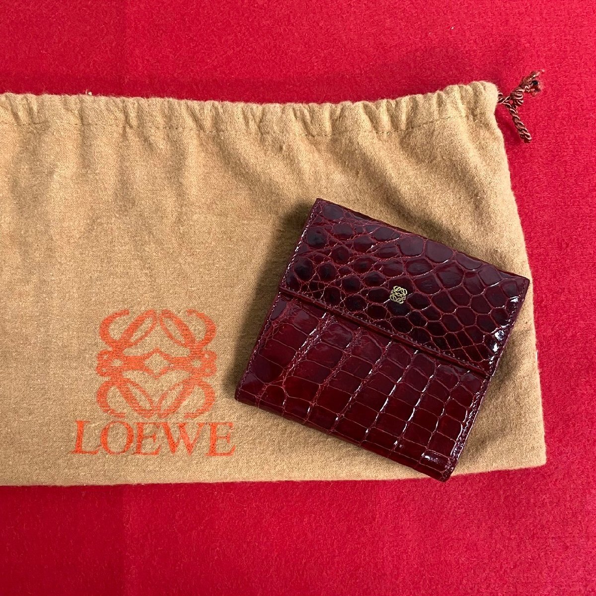 極 美品 希少品 LOEWE ロエベ アナグラム ロゴ 金具 レザー 本革 二つ折り 財布 ミニ ウォレット カードケース 小銭入れ レッド 19085_画像1