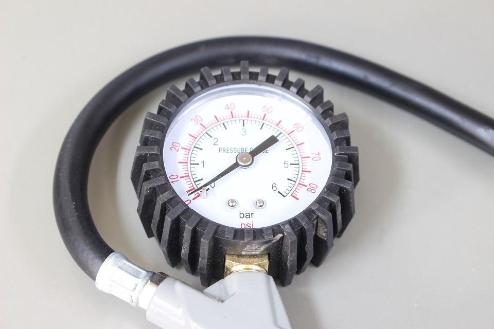  tire gauge air gauge empty atmospheric pressure measurement air pump air pulling out adjustment inspection tire exchange analogue (k231)