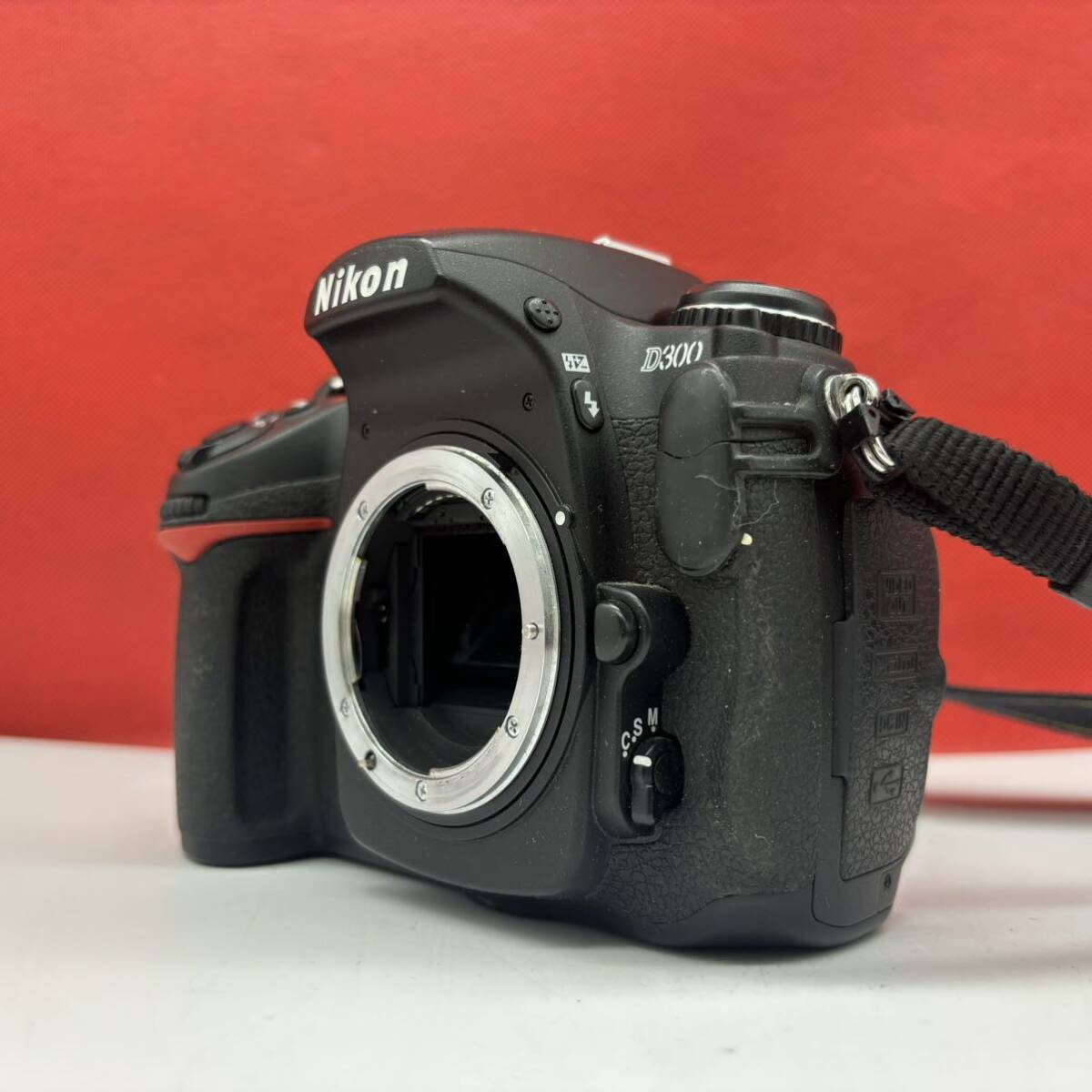 ◆ Nikon D300 デジタル一眼レフカメラ ボディ シャッター、フラッシュOK バッテリー、充電器付属 ニコン_画像2