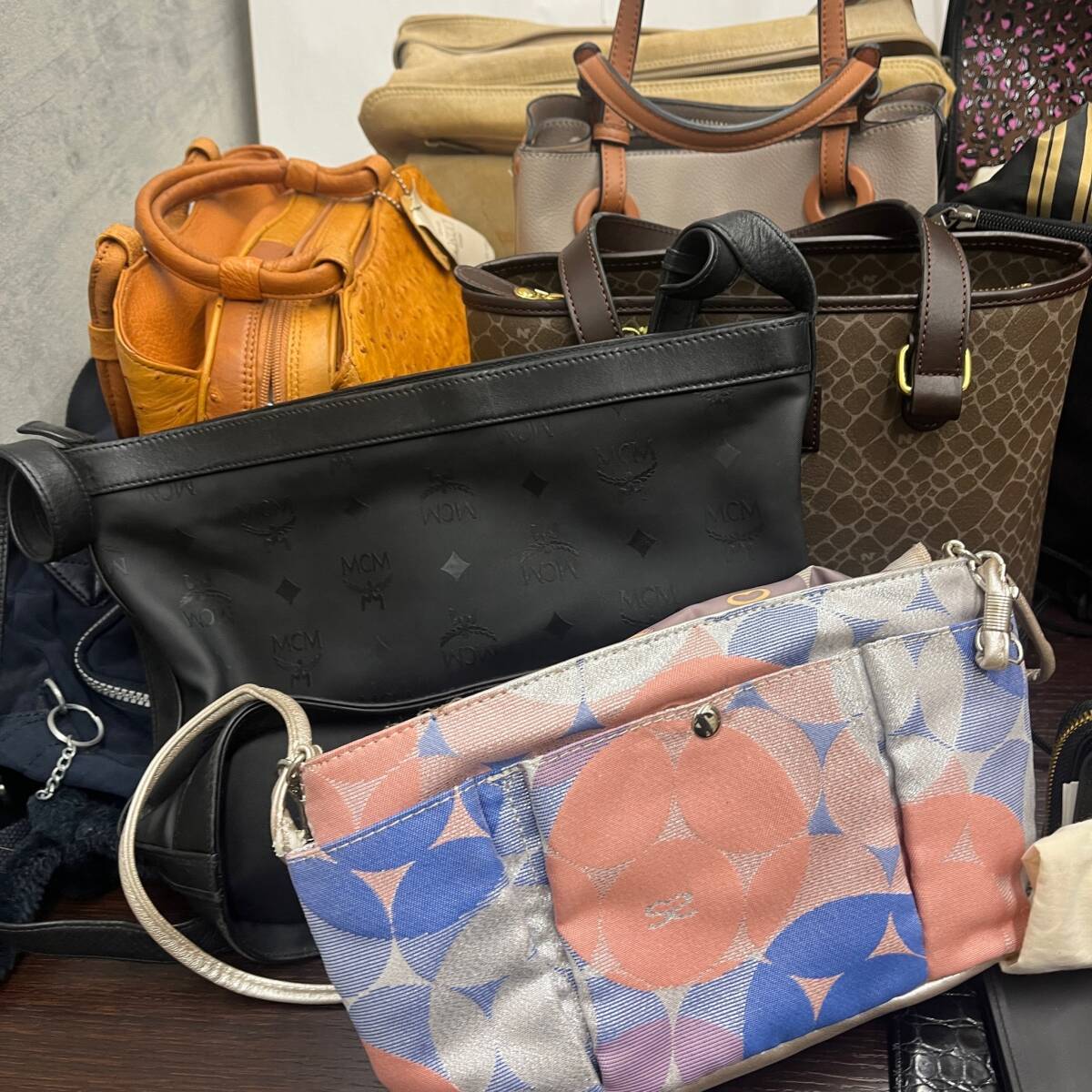 小＃8424A　【NBまとめ】大量！ バッグ・財布セット MCM クレージュ　オーストリッチ　レザー 和装小物など大量まとめ_画像7