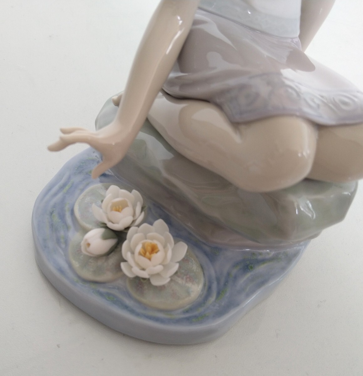 リヤドロ　ヘレネの思い出　絶版品　少女　スイレン　約17×9cm 年代2005 LLADRO 陶器人形　箱入　長期保管品