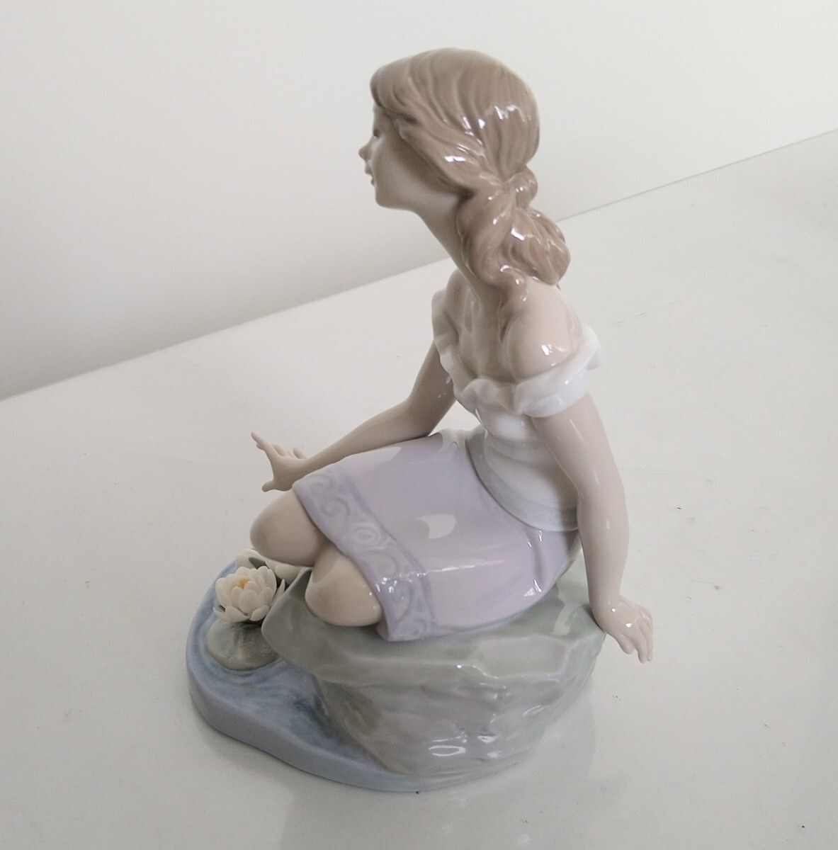 リヤドロ　ヘレネの思い出　絶版品　少女　スイレン　約17×9cm 年代2005 LLADRO 陶器人形　箱入　長期保管品