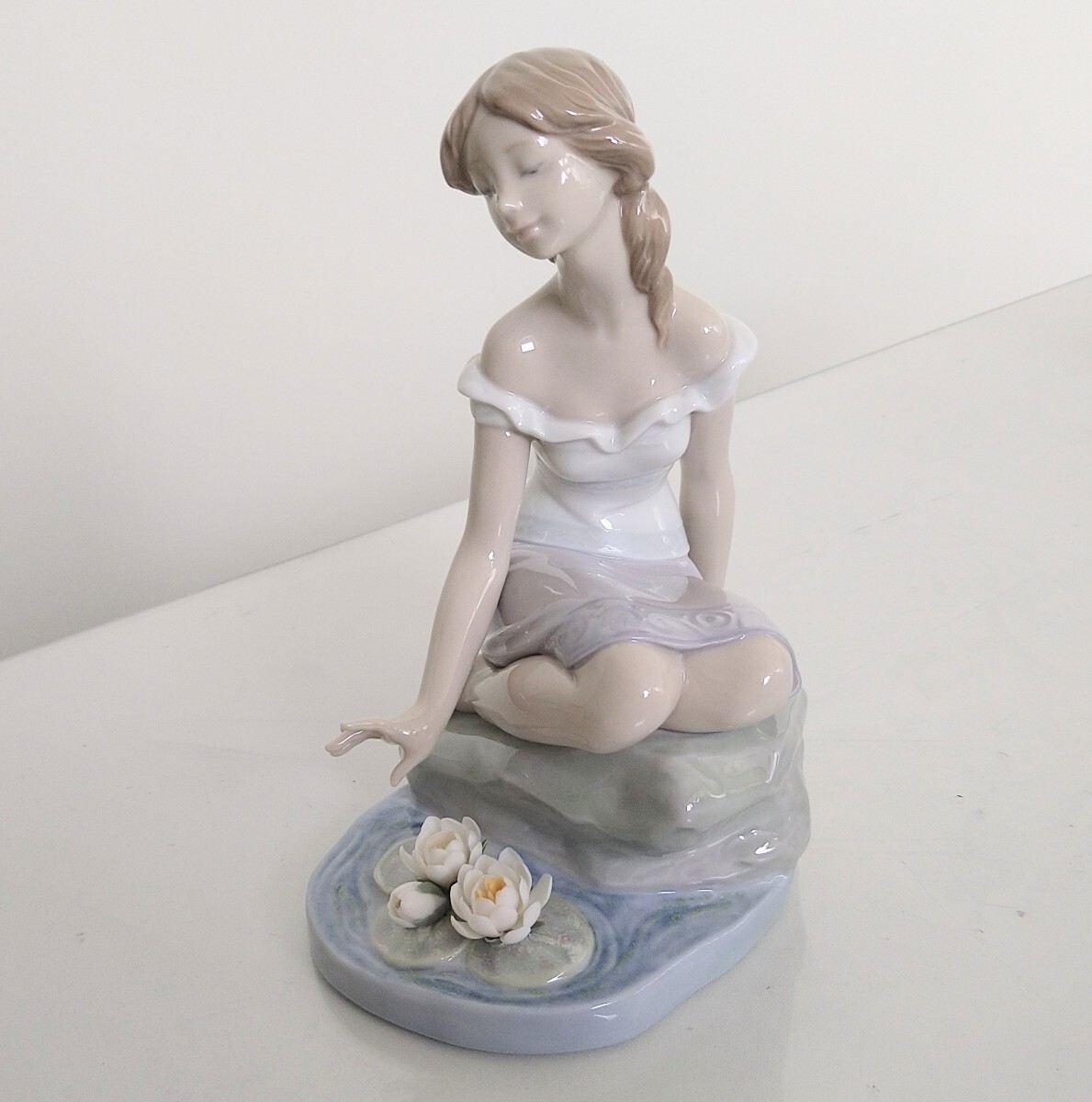 リヤドロ　ヘレネの思い出　絶版品　少女　スイレン　約17×9cm 年代2005 LLADRO 陶器人形　箱入　長期保管品