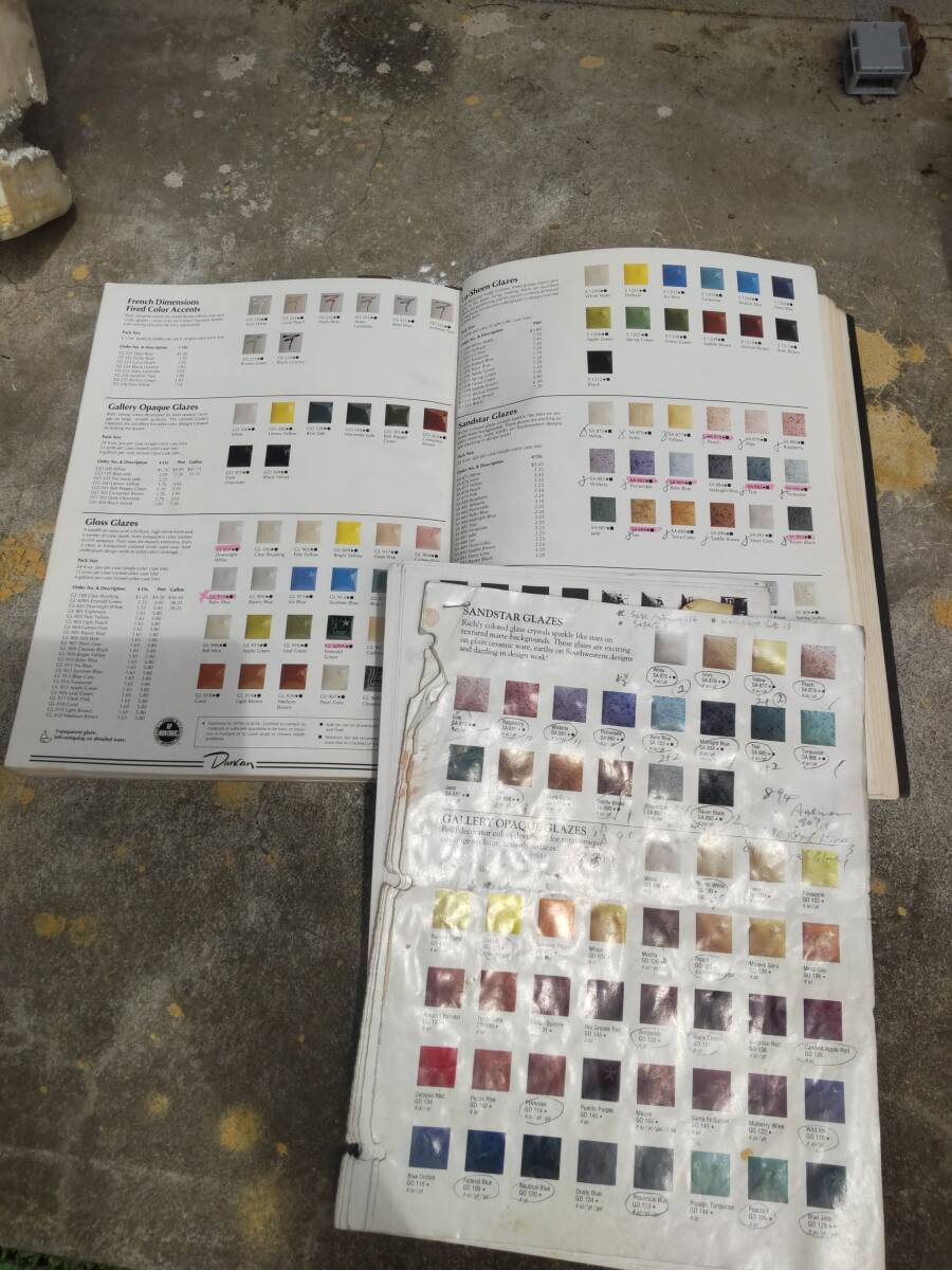 アメリカの陶芸用釉薬 ヒューステンで購入_色の説明や使い方が英語で書かれています。
