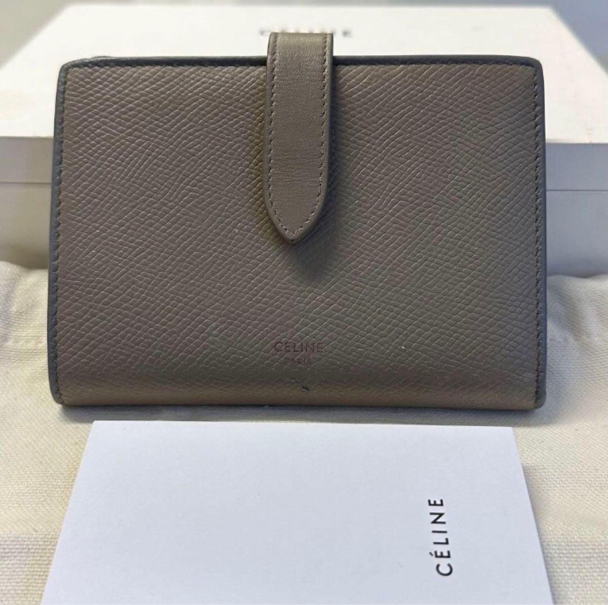 新品同様！　セリーヌ　CELINE 財布 二つ折り　折り財布　ストラップ　ウォレット　グレインカーフスキン