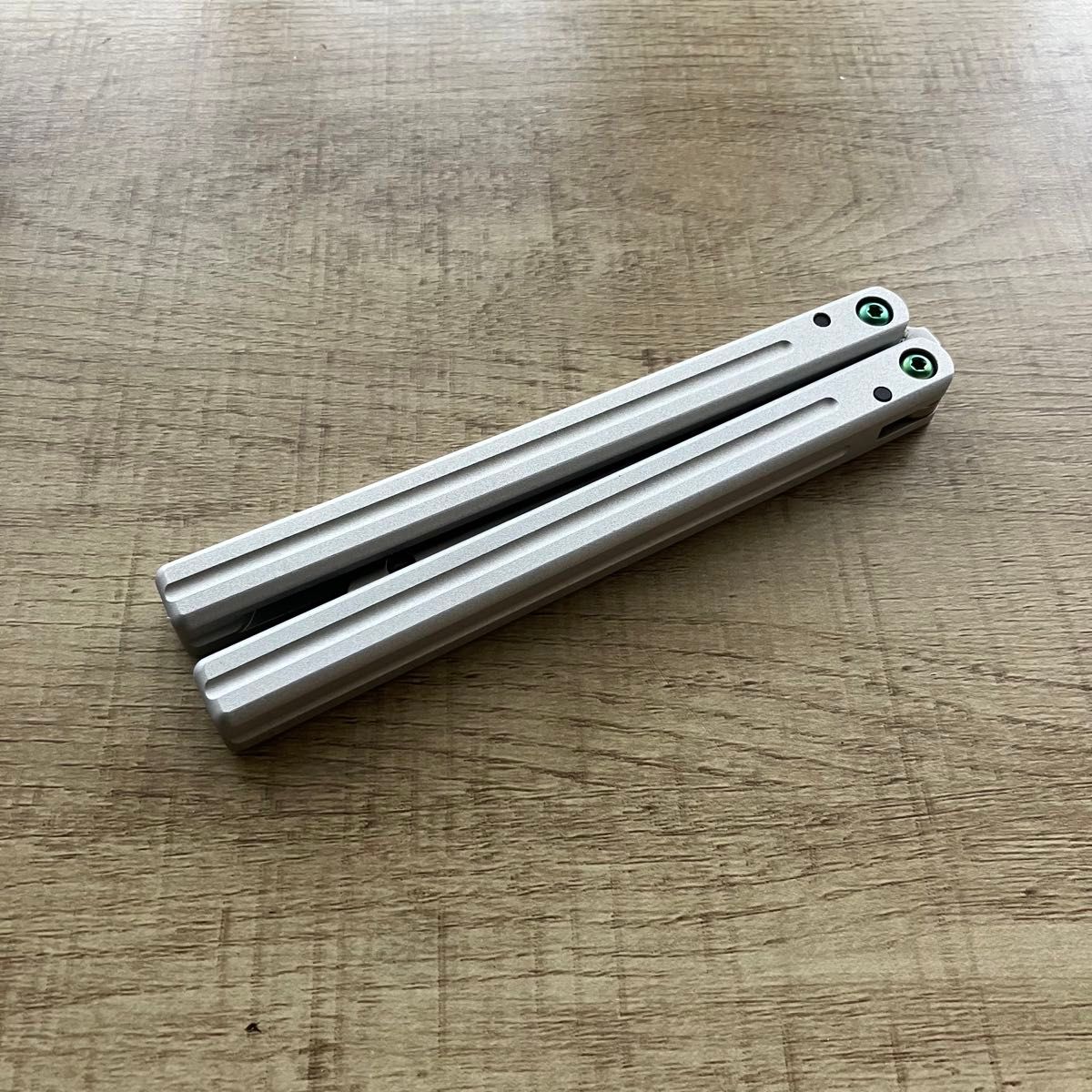 Squid Industries Triton v2 バタフライナイフ トレーナー Squid Industries Triton v2 バタフライナイフ トレーナー