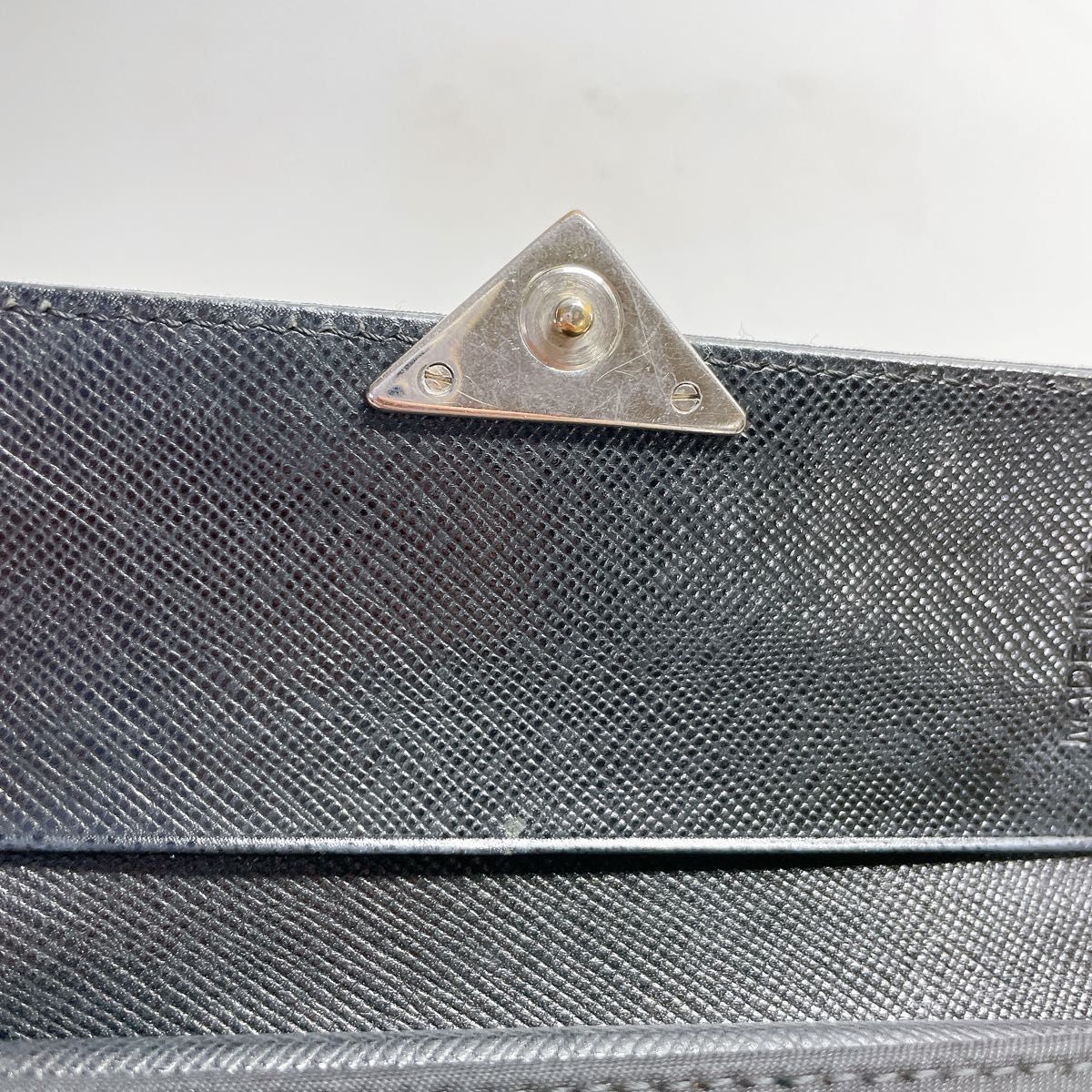 美品 PRADA プラダ 三つ折財布 ブラック ナイロン レザー 三角プレート 三角ロゴ サフィアーノ