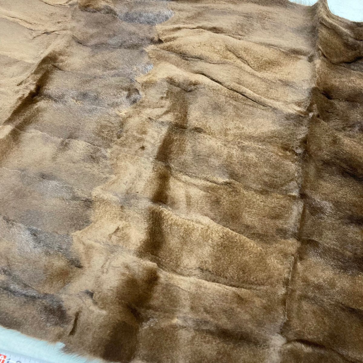 革落i401 《最高級毛皮》毛皮 生地 革 ウィーゼル セワリプレート ブラウン 約104×52cm 毛皮の加工生地 敷物 カバーの画像4