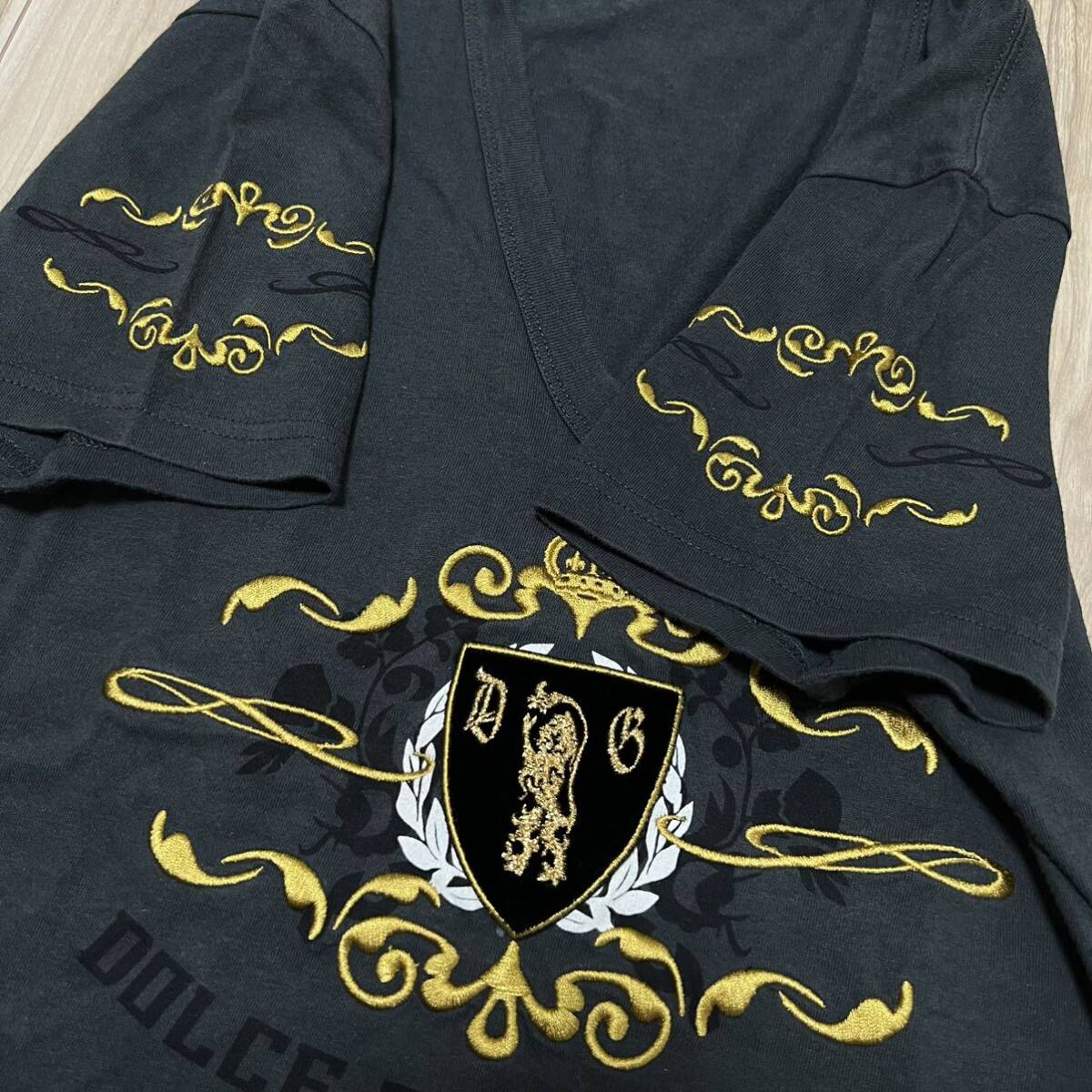 ★送料360円★DOLCE&GABBANA ドルチェアンドガッバーナ 半袖 Tシャツ 刺繍エンブレム Vネック チャコール サイズ46 ドルガバ メンズ R-5831の画像4