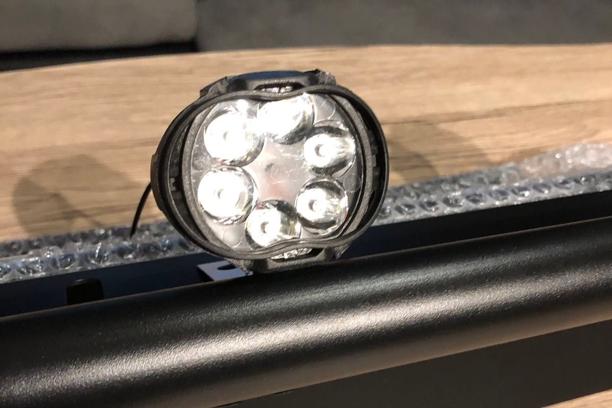 フロントバンパーガード 丸型LEDフォグランプ付き ワークライト 作業灯 カスタム