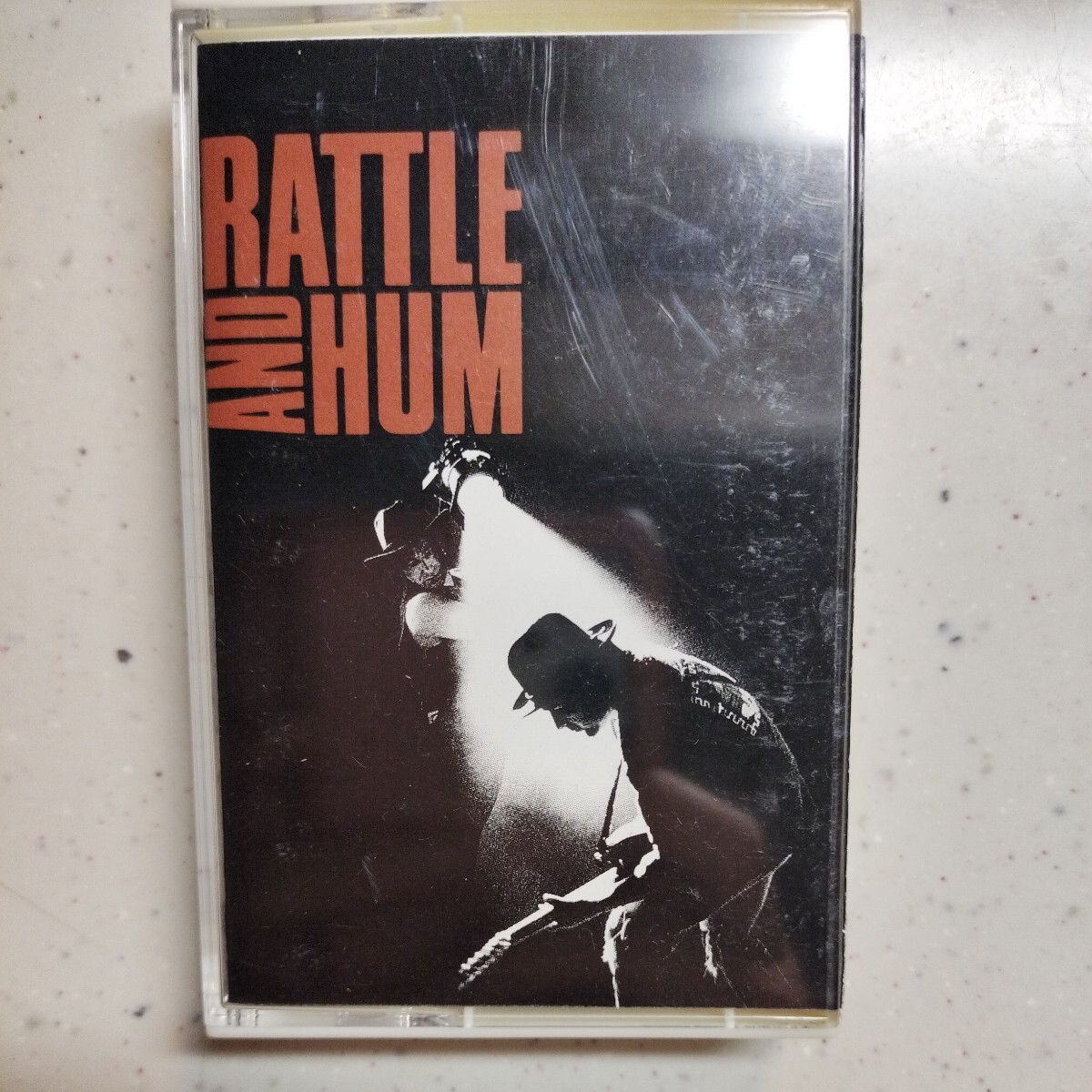 U2 RATTLE AND HUM 魂の叫び カセットテープ ライナーノーツあり 1988年 当時物 レトロの画像1