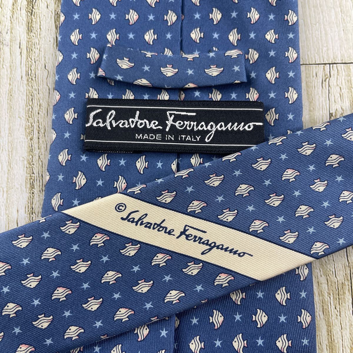 極美品 1円〜 Salvatore Ferragamo サルヴァトーレフェラガモ ネクタイ シルク100% イタリア製 MADE IN ITALY ライトブルー 水色 魚の画像4