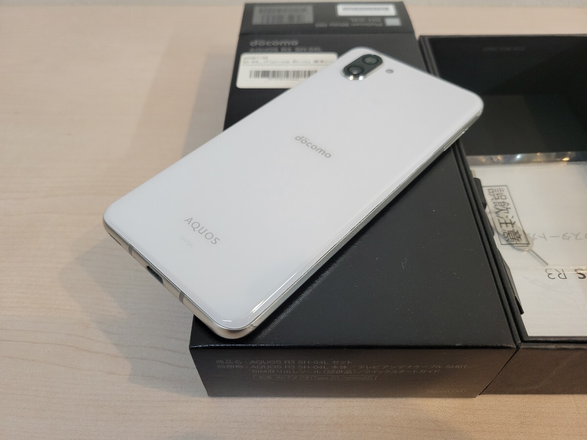  есть перевод docomo AQUOS R3 SH-04L белый 