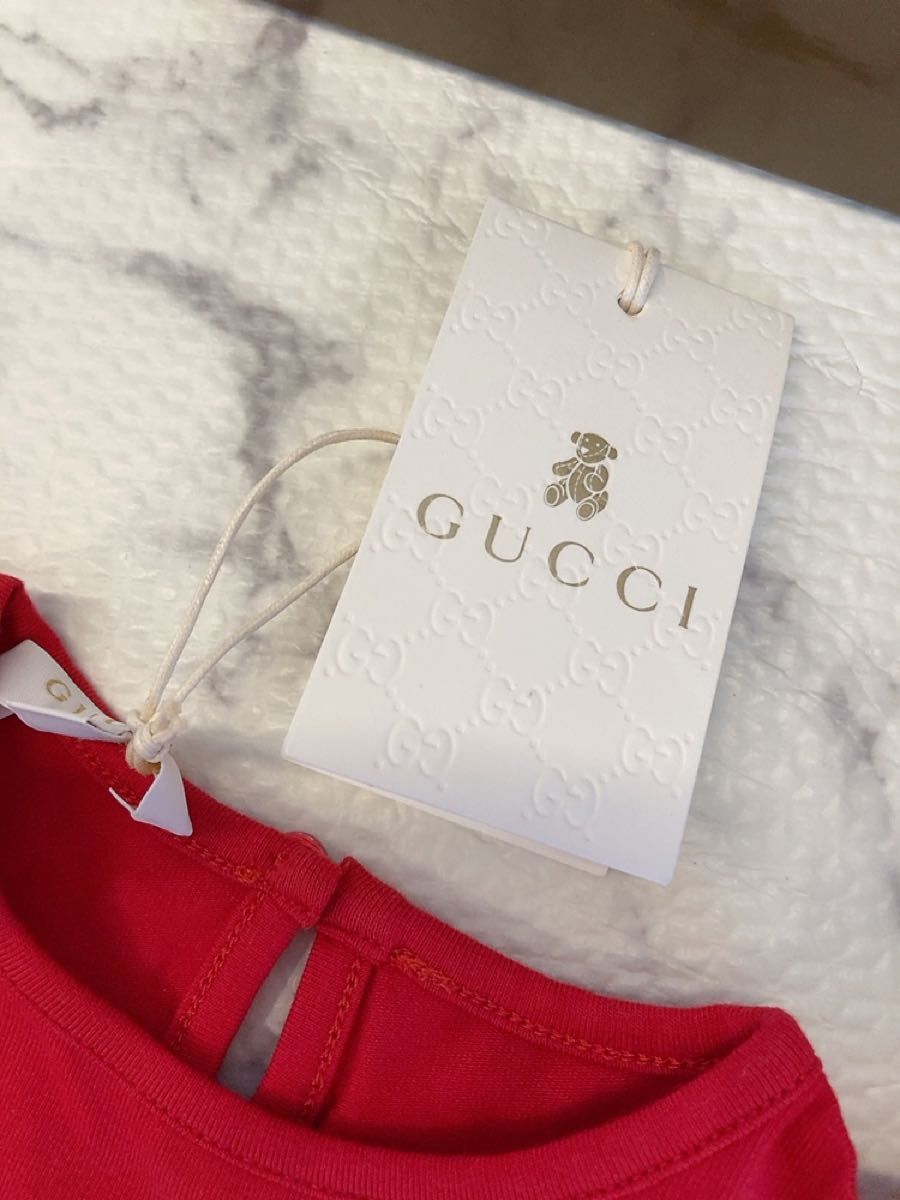 【新品未使用】GUCCI・グッチ　ベビー服、GUCCIロゴ、赤