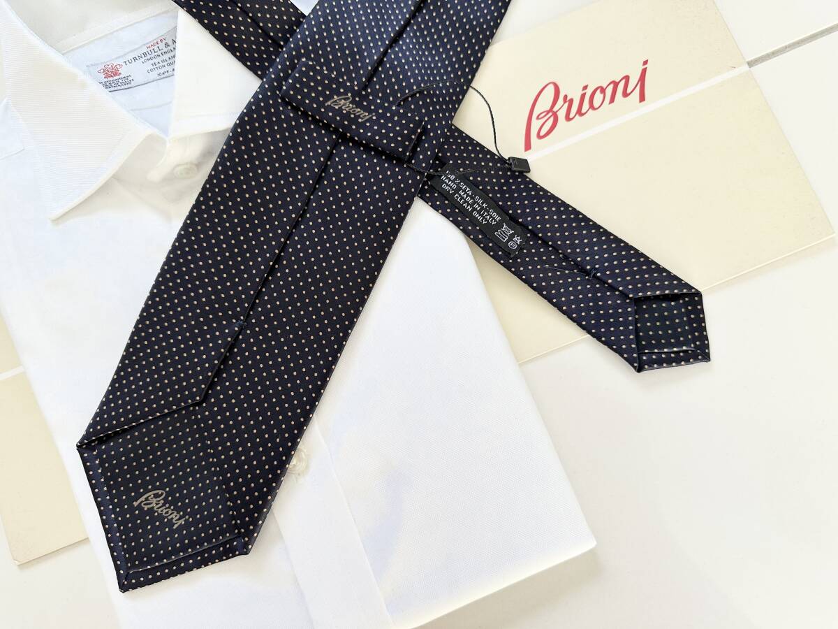 ■ 新品 Brioni ブリオーニ 定価 3万3,000円 永久定番 ダークネイビー シルク サテン タイ ネクタイ スーツ マリネッラ kiton アットリーニ_画像2