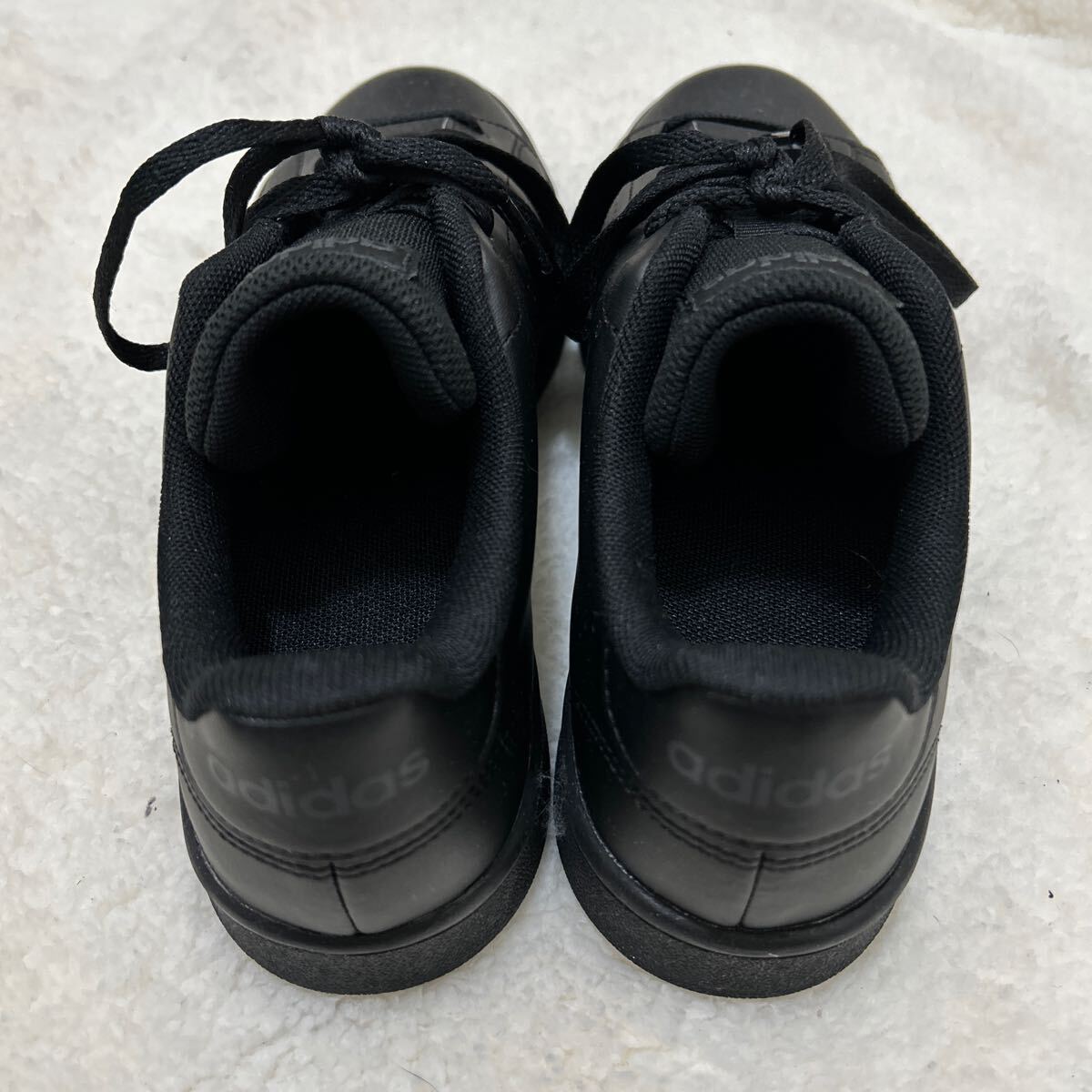 adidas 黒 スニーカー 24 新品未使用ブラック アディダス _画像3