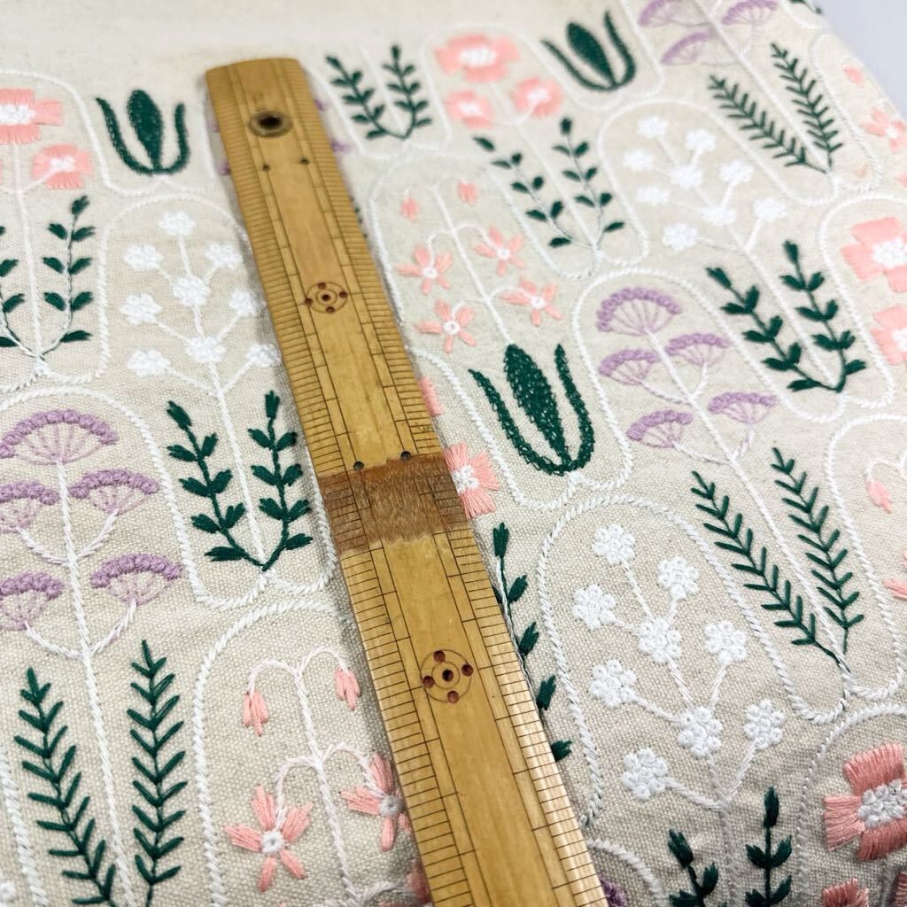 刺繍・中厚.リネン生地・幅140ｃｍ×50ｃｍ・生成色地.花の画像2