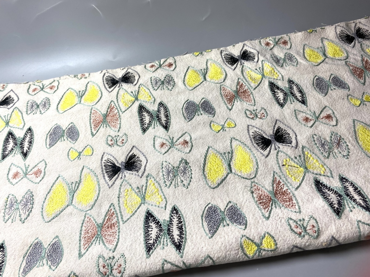 刺繍・厚手リネン生地・幅140ｃｍ×50ｃｍ・白い地・蝶々・追加可能の画像1