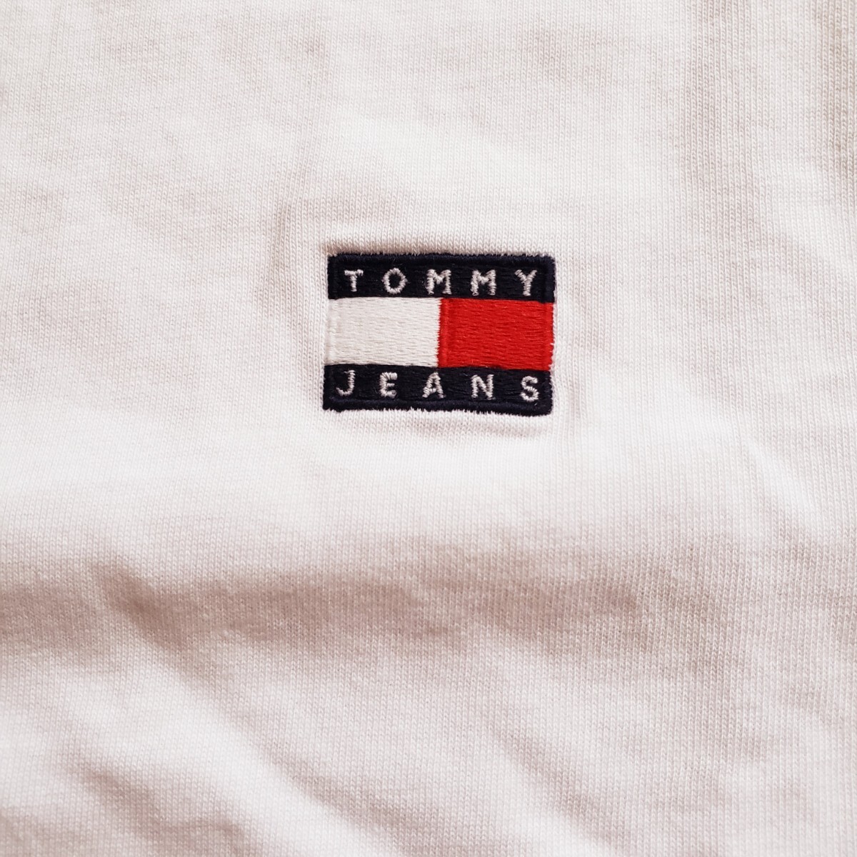 【新品】トミーヒルフィガー Mサイズ TOMMY JEANS ロゴ Tシャツ ホワイト ワンポイント トミージーンズの画像4