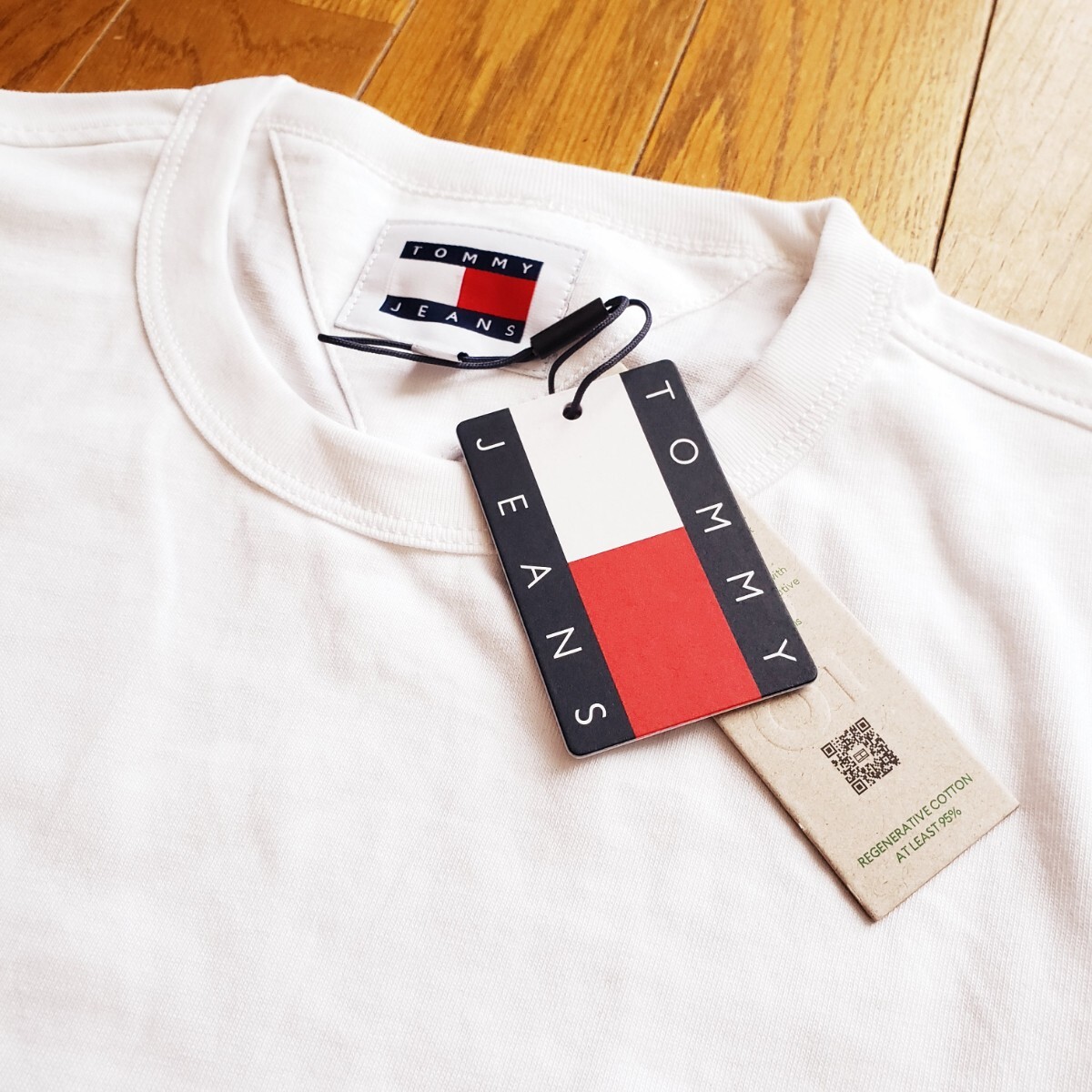 【新品】トミーヒルフィガー Mサイズ TOMMY JEANS ロゴ Tシャツ ホワイト ワンポイント トミージーンズの画像3