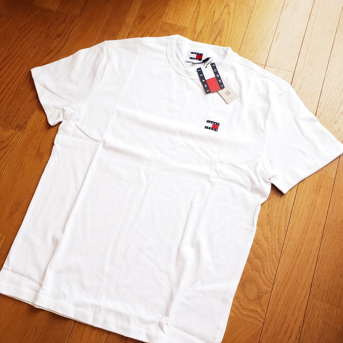 【新品】トミーヒルフィガー XLサイズ TOMMY JEANS ロゴ Tシャツ ホワイト ワンポイント トミージーンズの画像2
