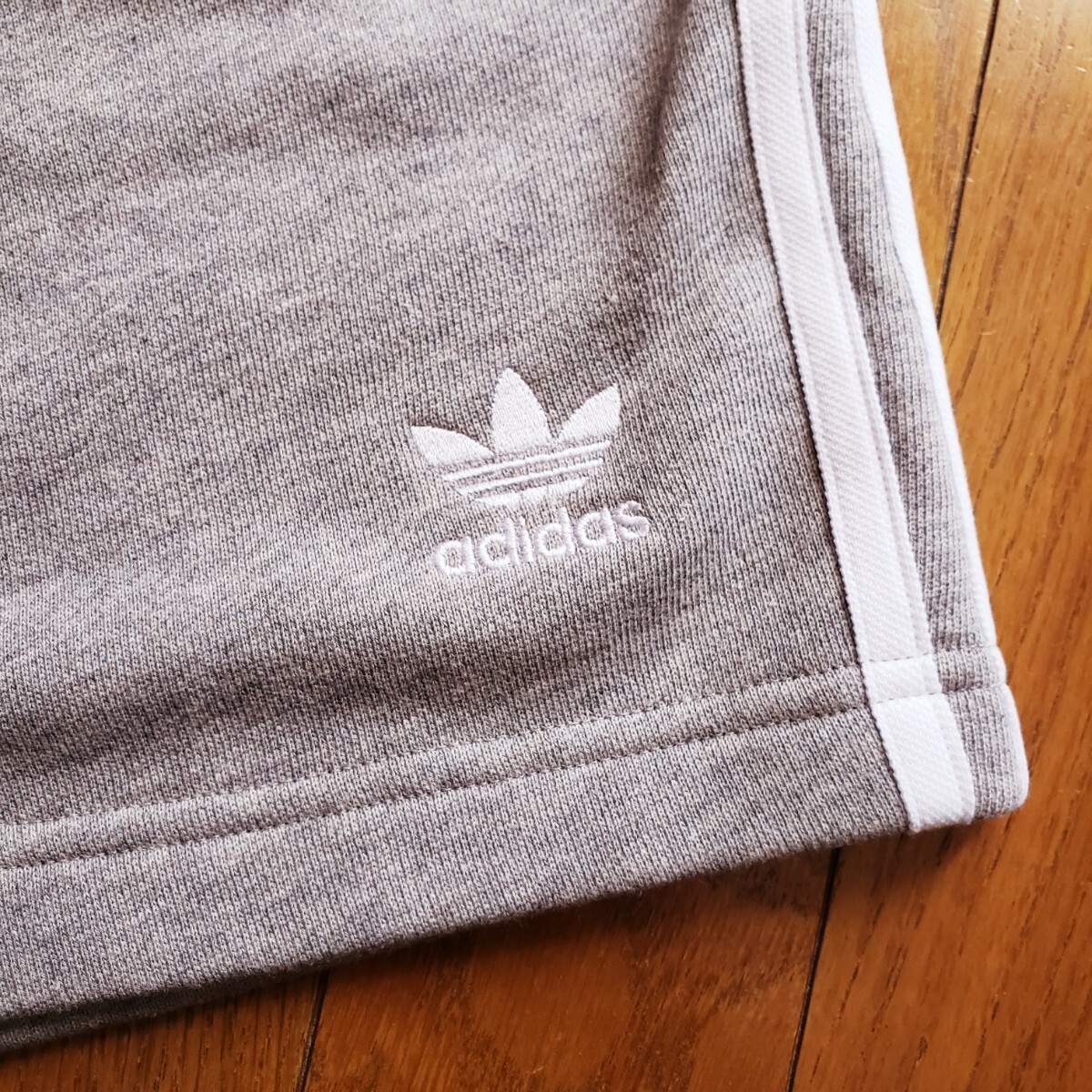 【新品】adidas Originals ショートパンツ XLサイズ グレー ハーフパンツ アディダス フレンチテリー 3ストライプ ショーツ