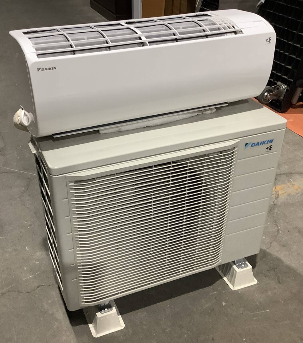 M412【中古・現状品】DAIKIN ダイキン ルームエアコン AN563AEBKP-W/AR563AEBKP おもに18畳用 /200V 2023年製の画像2